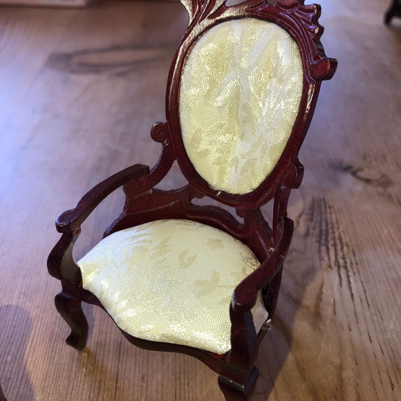 Miniature doll house Victorian parlor chairs and coffee table - Picture 3 of 8